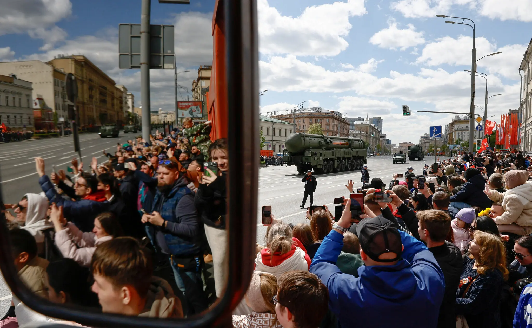 Глядачі вишикувалися в чергу для перегляду російських міжконтинентальних балістичних ракетних комплексів «Ярс», які були частиною параду.
